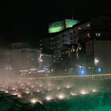 夜の草津温泉。
少し肌寒くなってきたため湯気と光がとてもきれいでした。