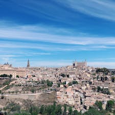トレド(スペイン🇪🇸)
2019.5
古い街並みが綺麗な丘の上に広がる都市でした。
街を1周するトロリーバスの運航ルートで街を一望できる場所で撮った1枚。