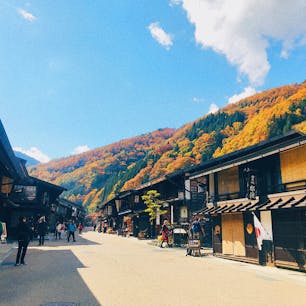 📍長野県 ｜ 塩尻
 ✈︎ 2018.11

［ 奈 良 井 宿 ］

中山道の34番目で日本最長の宿場町、奈良井宿。
紅葉真っ盛りで、綺麗に色づいた山々に囲まれたノスタルジックな古民家が美しかった✨