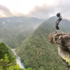 日本三大秘境の一つに有る祖谷渓の「小便小僧」

徳島県祖谷（いや）　崖の上に立つ小便小僧を見たい！と思い四国は徳島県の
「祖谷渓」の何の資料も読まず、小便小僧の写真だけを見てバイクで来ました。

コレは拙者の渾身の一枚「小便小僧」の風景をお届けします。
他の方々さんの写真も素晴らしいですが、
此の写真は我ながら実に良い一枚と思いますが😰

#四国　#祖谷渓小便小僧　#サント船長の写真 #絶景ポイント　#銅像　#小便小僧