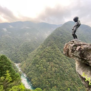 日本三大秘境の一つに有る祖谷渓の「小便小僧」

徳島県祖谷（いや）　崖の上に立つ小便小僧を見たい！と思い四国は徳島県の
「祖谷渓」の何の資料も読まず、小便小僧の写真だけを見てバイクで来ました。

コレは拙者の渾身の一枚「小便小僧」の風景をお届けします。
他の方々さんの写真も素晴らしいですが、
此の写真は我ながら実に良い一枚と思いますが😰

#四国　#祖谷渓小便小僧　#サント船長の写真 #絶景ポイント　#銅像　#小便小僧