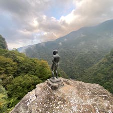 小便小僧

此の写真だけを見たら、好奇心の有る方なら、絶対行きたいと思います、
私は好奇心が服を着て歩いて居る男です、京都から約300キロ以上離れた四国の山奥です、交通費もかなり要ります。
此の小便小僧だけに来ています、
しかしこんな事は関係有りません、
行きました！

#四国　#祖谷渓小便小僧　#サント船長の写真　#銅像