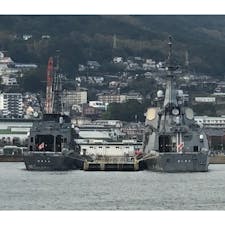 米海軍基地に係留される
イージス艦と護衛艦
😁😁😁😁