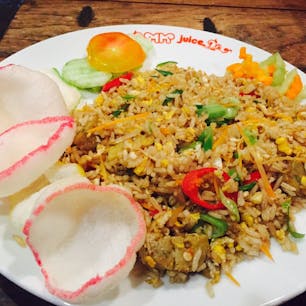 バリの定番「ミーゴレン」。
この「MMjuice」って店はインドネシア料理のチェーンなんだけど値段も定価で味も美味しくて初めての方にはホントにおすすめ。
ここでアニメ好きの店員さんと喋ったっけなあ。