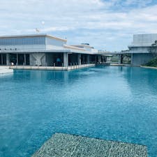 伊良部空港✈️

島の空港なのでもちろん大きくはないんだけど、新しい空港なのでとってもおしゃれ✨

写真は空港内にある内プールみたいなとこ