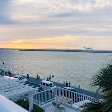 沖縄の夕日と飛行機