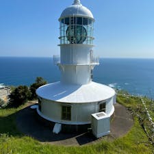 室戸岬灯台

明治32年以来、航海者たちの安全を照らす水先案内人として活躍しています。室戸岬の先端、標高151mにあり、レンズの大きさは直径2m60cmと日本最大級。

#四国 #全国灯台巡り #サント船長の写真
#灯台