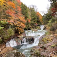 御射鹿池から徒歩10分のおしどりの滝。