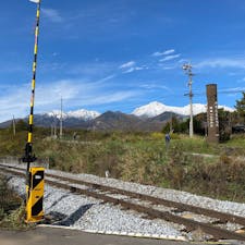 長野県にある、JR鉄道最高地点。小海線の野辺山駅と清里駅の間で、標高1375mあるそうです。背後にそびえてるのは八ヶ岳🏔