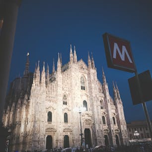 イタリア・ミラノ 
ミラノ 大聖堂
夜は大理石の白さが際立つ