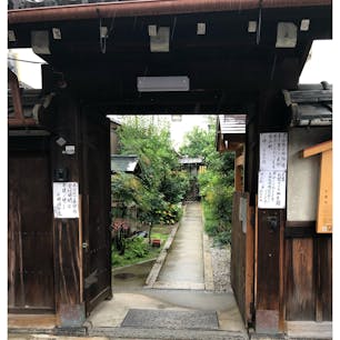 本光寺　油小路

ひっそりとしたお寺です。
奥で御朱印を頂けます。