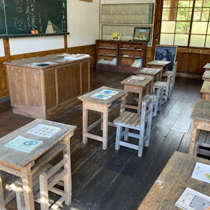 50年前くらいの教科書もありました。