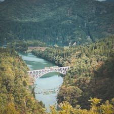 会津只見線は、只見川を何度か渡ります。
ここは第一橋梁の撮影スポットです。
中国からの観光客で混んでいましたが、今は数人だけで、写真も撮りやすくなってました。