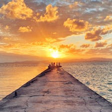 📍沖縄 ｜ 竹富島
 ✈︎ 2020.09

［ 西 桟 橋  ］

竹富島の夕陽スポットといえばここ💁‍♀️
桟橋の目の前に沈んでいく夕陽。
竹富島は日帰りで行く人も多い中、ここでの夕陽は島に宿泊する特権だな〜と思う。
この日は雲多めだったけど、それがまた幻想的できれいだった✨