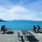 📍New Zealand
 ✈︎ 2019.01

［ Lake Pukaki  ］

ニュージーランドの南島にあるプカキ湖。
ミルキーブルーの湖を眺めながら休憩できるようにベンチがたくさん用意されています🪑
雲がないと、正面にマウントクックも見える🏔
とっても居心地の良い場所でした。