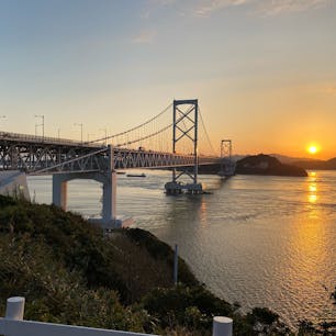 大鳴門橋

大鳴門橋（おおなるときょう）は、兵庫県の南あわじ市福良丙 （淡路島門崎）と徳島県の鳴門市鳴門町土佐泊浦（大毛島孫崎）間の鳴門海峡の最狭部を結ぶ吊橋。1985年（昭和60年）6月8日に開通した。

#全国橋巡り　#大鳴門橋　#サント船長の写真