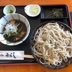 久々の旅行は、神奈川県箱根は仙石原温泉にしました。つけ汁の中にはサツマイモやズッキーニなどの野菜と豚肉。蕎麦に青唐辛子を乗せていただくと、ピリッとして味がしまります。
みよしというお蕎麦屋さんです。