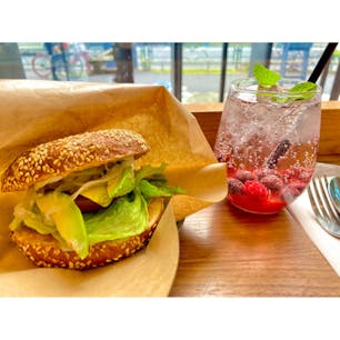 【原宿】ベーグルが美味しい！誰でも利用できる原宿カフェ forucafe
.
.
.
JR原宿駅から徒歩10分くらいのところにあるこのお店は、weworkというシェアオフィスに併設されたカフェです。一般の客にも開放されているようなので訪れてみました。
.
ブリュレフレンチトーストが有名みたいなのですが、朝に行ったというのもあり今回はベーグルとドリンクを注文しました。清潔感あふれる空間で食事をすることができたので、また他のメニューも食べにもう一度行きたくなるようなお店でした！
.
.
.
アクセス
JR山手線原宿駅より徒歩約10分
#原宿 #東京 #カフェ #グルメ #東京グルメ #スイーツ #東京カフェ