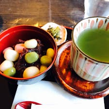 八幡坂を登りきったとこにある茶房菊泉
モチモチの豆腐白玉としつこくない餡子が良く合っていて美味！