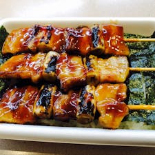 GLAYも大好きハセガワストアのやきとり弁当！
肉は豚やけどね〜