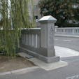 一条戻り橋

794年の平安京造営に際し、平安京の京域の北を限る通り「一条大路」に堀川を渡る橋として架橋された。橋そのものは何度も作り直されているが、現在も当時と同じ場所にある。平安中期以降、堀川右岸から右京にかけては衰退著しかったために、堀川を渡ること、即ち戻り橋を渡ることには特別の意味が生じ、さまざまな伝承や風習が生まれる背景となった。

#京都　#全国橋巡り　#サント船長の写真
