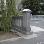一条戻り橋

794年の平安京造営に際し、平安京の京域の北を限る通り「一条大路」に堀川を渡る橋として架橋された。橋そのものは何度も作り直されているが、現在も当時と同じ場所にある。平安中期以降、堀川右岸から右京にかけては衰退著しかったために、堀川を渡ること、即ち戻り橋を渡ることには特別の意味が生じ、さまざまな伝承や風習が生まれる背景となった。

#京都　#全国橋巡り　#サント船長の写真