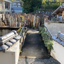 大漸寺の宝輪橋

②此の橋は宝輪橋で旧極楽橋と言いますが、此の橋は
5歩で天国行きと書かれて居ましたが、今はその様な書物は無く、日本で最古の橋かもと書かれていまして、
歩いて渡れば五歩で霊山浄土。
つまり此の橋を渡ると、墓場です。

#京都 #全国橋巡り　#サント船長の写真