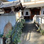 大漸寺の宝輪橋
③橋の名は色々と有り、霊山橋とも呼ばれ、日蓮宗の大漸寺（だいぜんじ）にある。通称「柘榴寺（ざくろでら）」。1742年、寶林院日逢上人により開創。以前に日逢上人が建てた鬼子母神堂が松原通にあり賑わったが、鬼子母神にはザクロを供える習わしがあり、この寺には数本のザクロが植えられていたことから「柘榴寺」と呼ばれた所以である。

此の橋は大正時代の鉄筋コンクリート製の橋で、これより古い橋が京都山科に有ります。


#京都  #全国橋巡り　#サント船長の写真