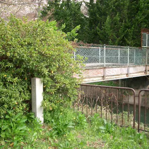 日本最古の鉄筋コンクリート製の橋

大津市三保ヶ崎の琵琶湖取水口から山科・蹴上を経て京都市内に至る琵琶湖第一疏水のうち，第三墜道の東口に架けられた，日本最初の西洋式鉄筋コンクリートで造られた橋。 明治36(1903)年7月に竣工した。 この石標はその橋を示すものである。
日本で一番古い鉄筋コンクリート製の橋
#京都　#全国橋巡り　#サント船長の写真　#何でも日本一　#日本最古