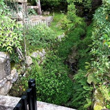 勝林寺 (三途川の橋)

三途の川幅は大人が飛べは渡れそうな川ですが、橋が架かりしかも丈夫な石橋です。

では、その三途の川の川幅は、４０由旬（ゆじゆん）ということになっているようです。　『由旬』は古代インドにおける距離の単位で、牛車が１日に進む距離です。

　時代・地域によって1由旬の長さは若干異なっていますが、１０ｋｍ前後だったと推定できます。

１０ｋｍとすれば、三途の川の川幅は１０ｋｍ×４０＝４００ｋｍという計算になります。

#京都　#全国橋巡り　#サント船長の写真　#三途の川