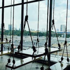 Mixt Chatuchakフードコート
チャトチャック市場の隣の新しいショッピングモール
2階より上はほぼ閉店中だが、フードコートは営業中。
一部の座席がブランコになっていて、地元の学生さんに人気。
窓の外にはチャトチャック市場の屋根と、BTSスカイトレインの線路が見える。
チャトチャック市場のトイレは有料で綺麗ではないが、Mixt Chatuchakのトイレは綺麗で無料。(2023年に再訪したら、トイレットペーパーの設置が無くなっていました。ポケットティッシュ持参で行った方が良いです)