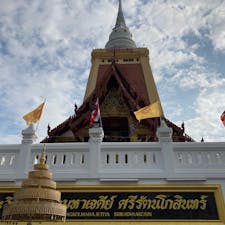Wat Dhamma Mongkol
タイ国民に広く瞑想を広めた101歳の僧侶が活躍するお寺。
一般人も瞑想を習得出来る無料コースもあるが、まだタイ語のみ。
毎日8：00〜17：00に一般開放されており、一部の施設を除いて誰でも自由に参拝、瞑想する事が出来る。
タイで1番高い仏舎利塔の10階〜14階に上るには入場料80バーツ。
そのほかの場所は無料。
今回は日本人向けフリーペーパーの企画で日本語通訳付き瞑想体験ツアーで伺いました。
若いお坊さん方が施設を案内、説明してくださり、ツアーの通訳さんが訳してくださいました。
このような団体対する案内、説明はいつも行われているようで、他にも見かけました。電話で予約が出来るようです。
このお寺には通訳はいないので自分で用意する必要があります。