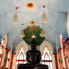 Wat Dhamma Mongkol
ワットタンマモンコン
瞑想で有名なお寺。
スクンビットsoi101 ソイの入り口から歩いて10分ほど
BTSプナウィティ駅からバイタクか乗り合いシーローが便利だそうです。
この建物は仏教の絵が描かれたステンドグラスで飾られており、黒いブッダがいらっしゃいました。