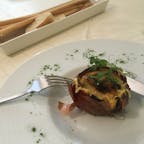 イタリア、ピエモンテ州アックイテルメで食べた料理。名前を忘れたが、茄子の皮の中にすり潰した野菜クリームが入っている。