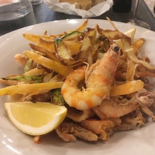 ピサで食べた魚介のフリット。おいしかったのでつい撮ったが、次の皿で食べたカッチュッコの方がご当地名物なのに写真撮らなかったマヌケ。