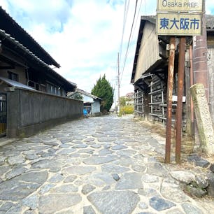 暗峠　(くらがりとうげ)

暗峠越えの峠道は国道（国道308号）に指定されているとはいえ、一部は自動車1台が何とか通行できる程度に道幅は狭く、頂上付近では民家の軒先をかすめながら通行する箇所も存在する。大阪側ではきつい所で最大傾斜勾配31%の急勾配がS字カーブになっており、慣れない者が走行すると登りきることができず立ち往生するほどともいわれる。

日本の道百選に選ばれて居ます。



#日本の道百選　#サント船長の写真