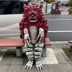 ベンチに座って休んでるピグモン。