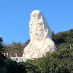鎌倉市にある大船観音寺の白衣観音。高さは25メートル。近くで見ると圧倒されます。いい顔してる。