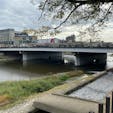 五條大橋②　　

五条大橋は、京都府京都市を流れる一級河川鴨川に架設された橋。 五条通の一部として供されている。また、橋の付近の鴨川は下京区と東山区の境界になっている。 橋上からは東山の山々を望むことができる。

日本名百橋選に選ばれて居ます。
　　　　　　　　　Wikipedia


#日本百名橋 #全国橋巡り　#サント船長の写真　#京都　#御所の橋　#ごしよの橋