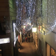 ジェノヴァ旧市街の路地　クリスマスの飾り付け中　一年前の思い出