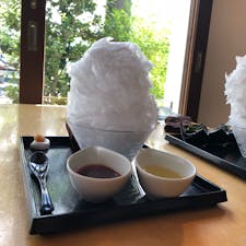 天然氷のかき氷
頭キーンって全然しない♪
シロップはイチゴとメロンに白玉トッピング
練乳はサービス♪