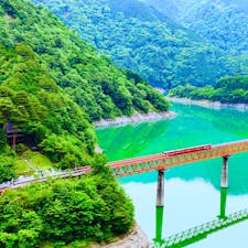 [2018/05]
静岡県、奥大井湖上駅。
季節によって湖の色が変わるらしいです。
私が訪れた時は曇りで濁っていましたが、赤とのコントラストが素晴らしい。