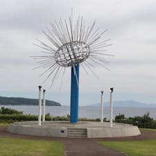 奥尻島  ウニマルモニュメント

キタムラサキウニをかたどっています。
夜にはライトアップもしてるとか。