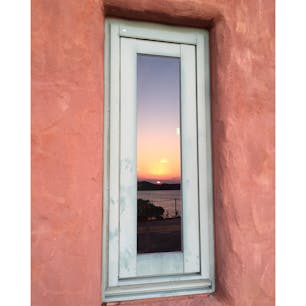 冬場は英虞湾の朝焼けが綺麗に見えます。
敷地内レストランの窓に映った朝焼け