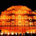 インド北部ジャイプルにあるハワーマハル(風の宮殿)。ジャイプルは別名ピンクシティと呼ばれ、旧市街全体がピンクに染まった美しい世界遺産の街です。