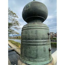 五條大橋③
建設当時の擬宝珠はコレ一つだけですね、後は洪水の度新しく作られて居ます。

#日本百名橋 #全国橋巡り　#サント船長の写真　#京都