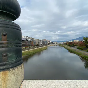 五條大橋⑤
今の五條大橋から昔の五条橋が架かって居た松原橋が見えますね、此の橋を渡り清水寺へ。

伝説では此の松原橋(五条橋)で牛若丸と弁慶の出逢いが有りました。

#日本百名橋 #全国橋巡り　#京都　#サント船長の写真　#御所の橋　#ごしよの橋