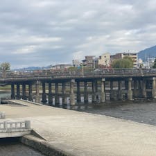 三條大橋

   江戸時代，徳川幕府は三条大橋を東海道五十三次の終点と位置づけ，維持管理を行いました。しかし，三条大橋は二百数十年間で20回を越える洪水被害を受け，その一部が流出しています。

　また，当時の三条大橋の工事や入札の記録によると，17世紀半ばから幕末にかけて35回の改修工事が行われています。これは鴨川の洪水が，それだけ激しかったのと三条大橋が重要視されていた証拠である。
(京都市ＨP寄り)

此の橋は日本百名橋に選ばれて居ます。

#京都　#日本百名橋 #全国橋巡り #サント船長の写真