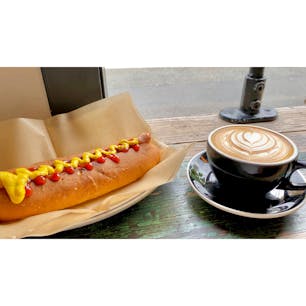 【代々木八幡】知る人ぞ知るコーヒースタンド Little nap coffee stand
.
.
.
代々木八幡駅から徒歩約10分のところにあるこのお店は、小さいコーヒースタンドながらとてもパワフルな雰囲気で、とても居心地が良かったです！写真のホットドッグの他にもパンなども作られてるそうなのでまた来てみたくなりました！
.
.
.
［アクセス］
小田急線代々木八幡駅から徒歩10分
#新宿 #原宿 #代々木 #東京ランチ #新宿グルメ #東京カフェ