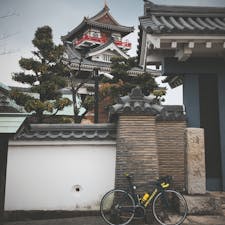 清洲城
★★★☆☆

織田信長、その父信秀の城として有名。織田信長が殺されて数週間後に、柴田勝家、豊臣秀吉、丹羽長秀、池田恒興といった家臣たちが織田家の後継者を決める重要な会議を清洲城で開いた。清洲会議で有名

コメント
名古屋からも近く春は五条川の桜も見応えのある素敵なお城でした

#清洲城